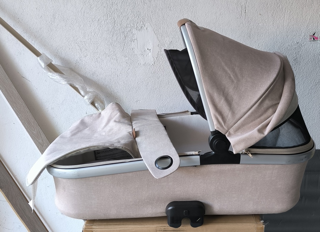 Продавам нова количка Maxi Cosi Lila XP 3в1 + пода