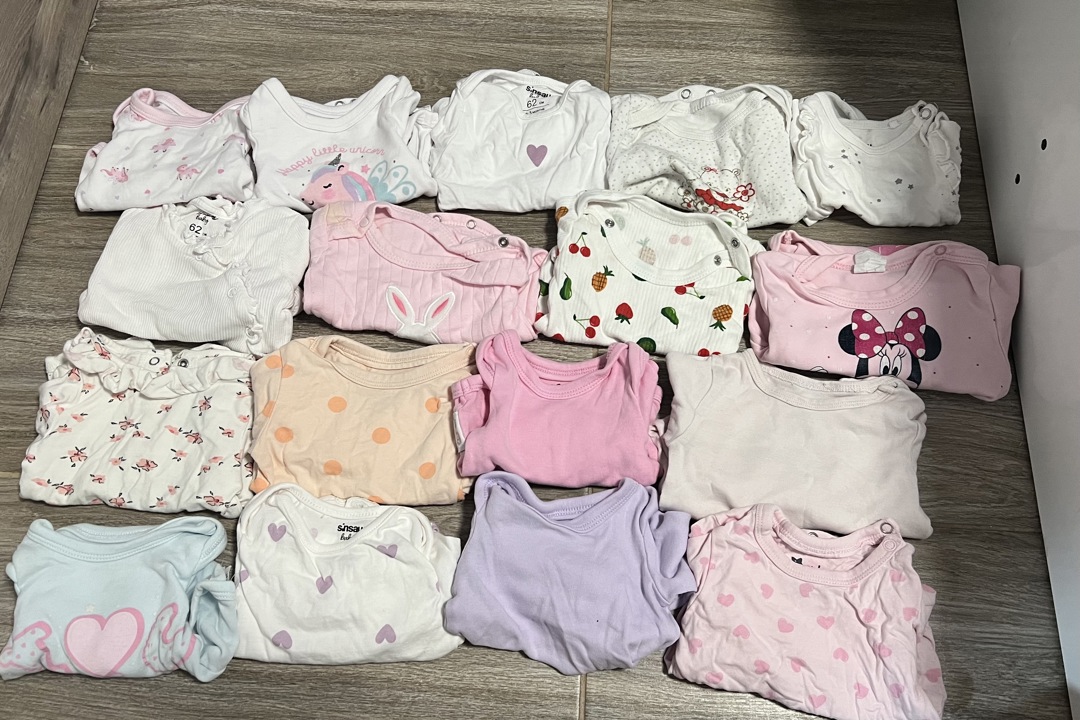 Продавам дрешки от 3-6 месеца за момиченце