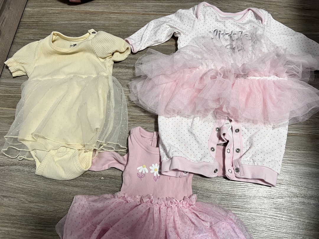 Продавам дрешки от 3-6 месеца за момиченце