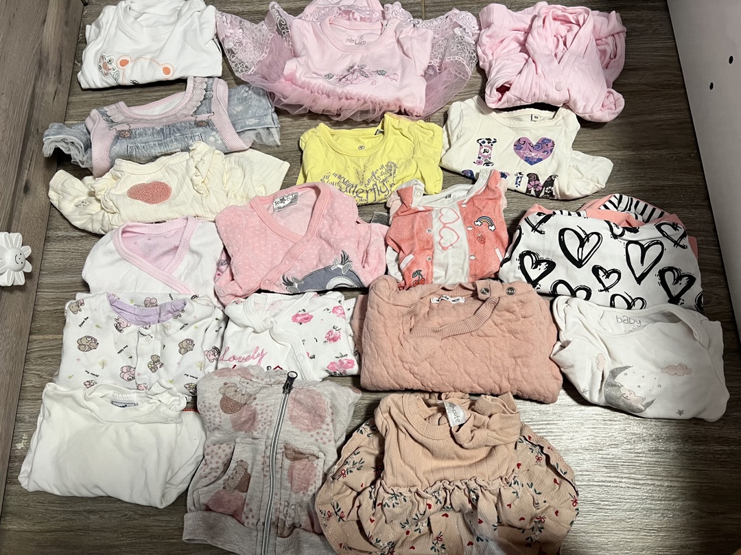 Продавам дрешки от 3-6 месеца за момиченце