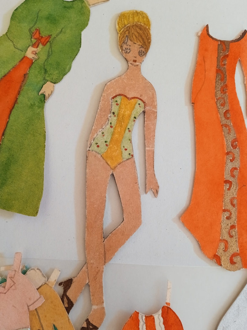 Кукла хартийна + дрешки, 1970-1975 винтидж