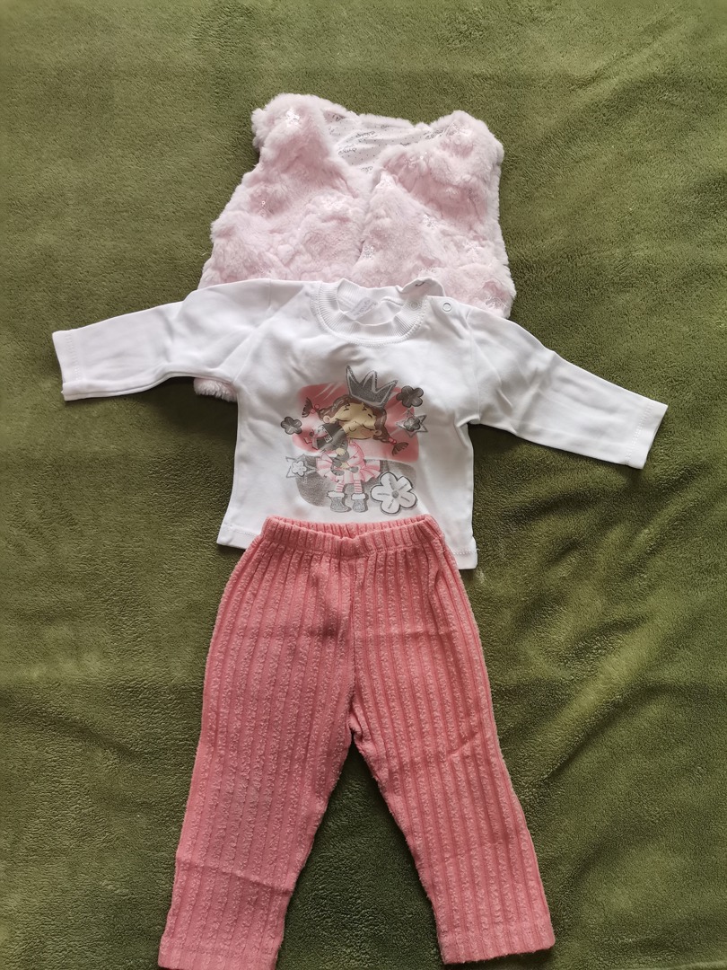 Детски комплектчета, запазени без забележки.