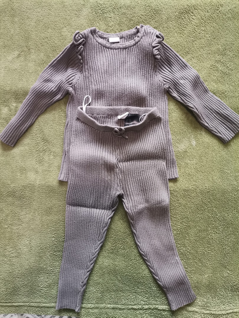 Детски комплектчета, запазени без забележки.