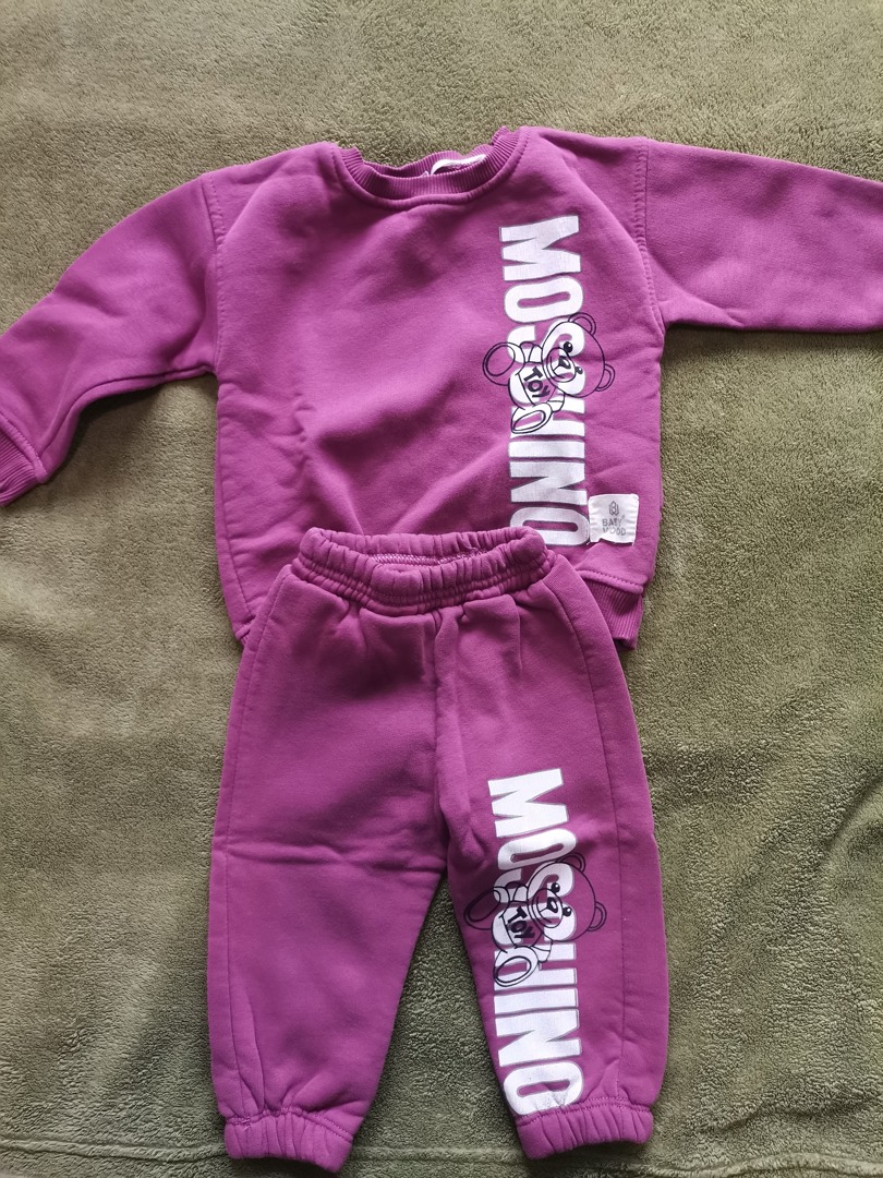 Детски комплектчета, запазени без забележки.