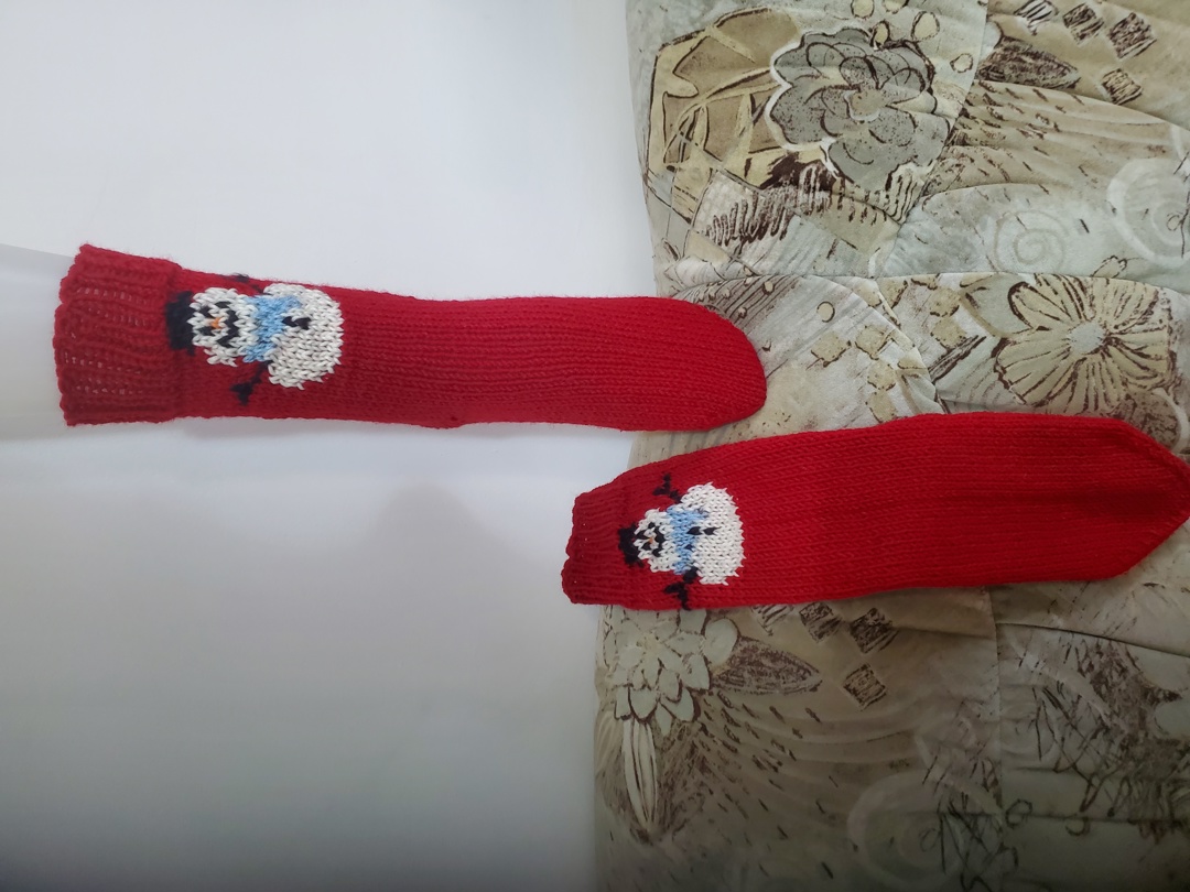 Ръчно плетени коледни чорапи размер 38