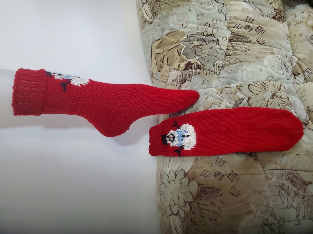 Ръчно плетени коледни чорапи размер 38