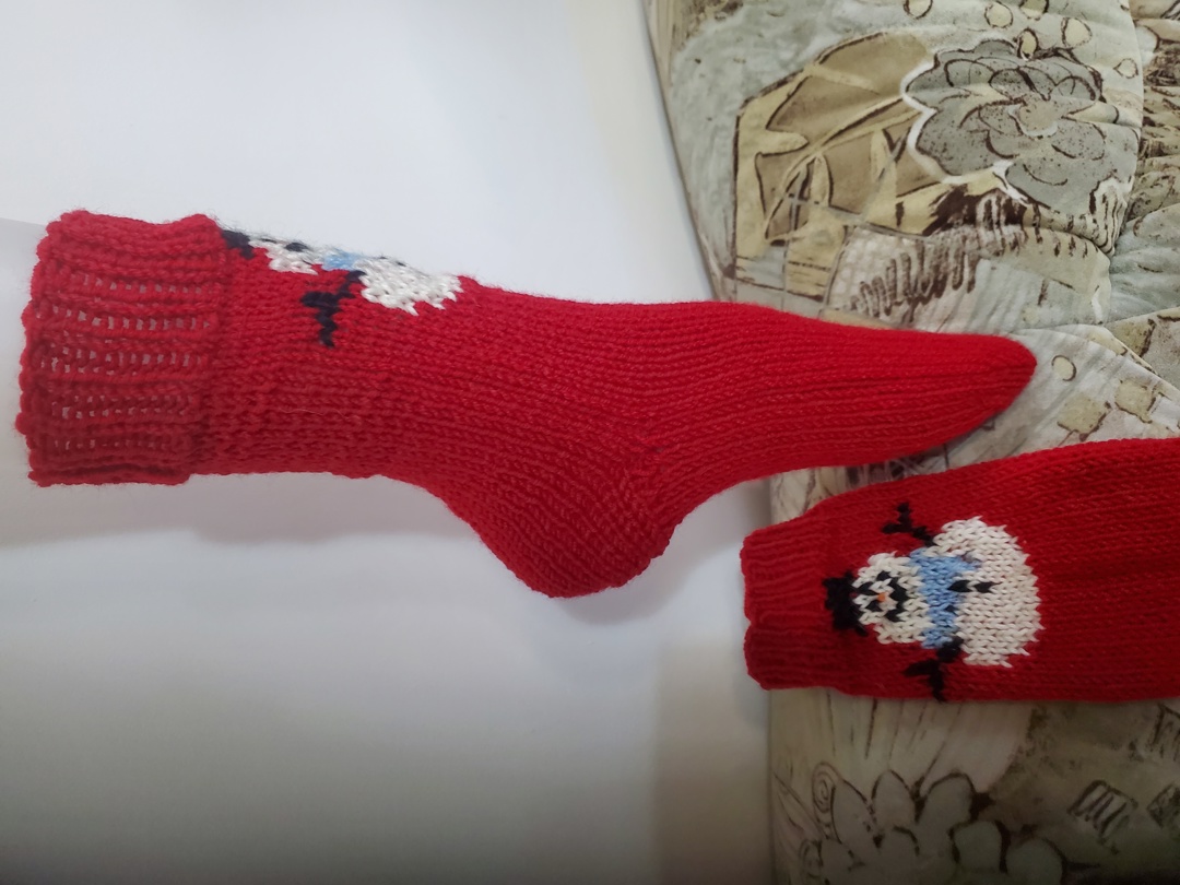 Ръчно плетени коледни чорапи размер 38