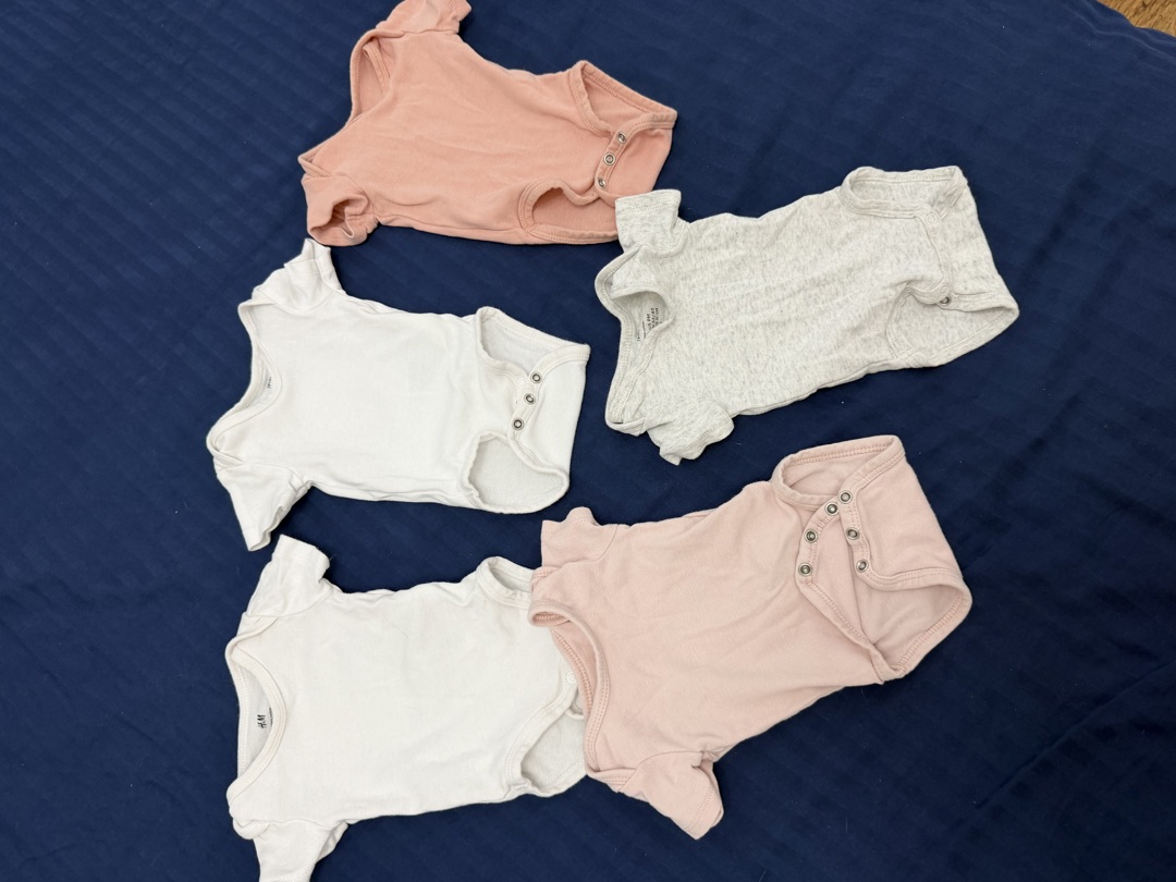 5 броя бодита H&M, 50 размер