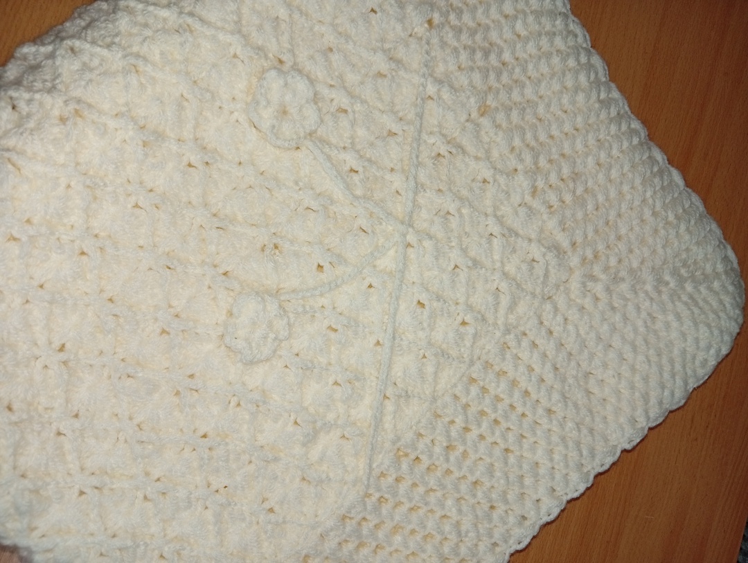 Продавам плетено бебешко одеяло