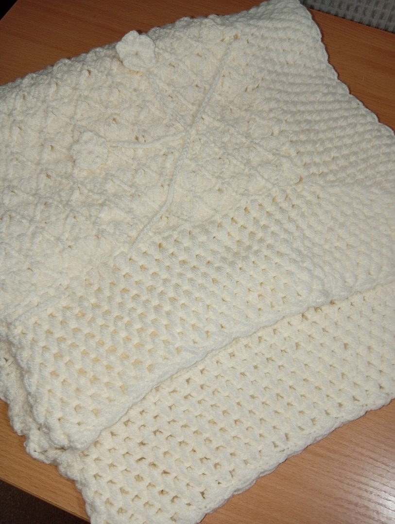 Продавам плетено бебешко одеяло