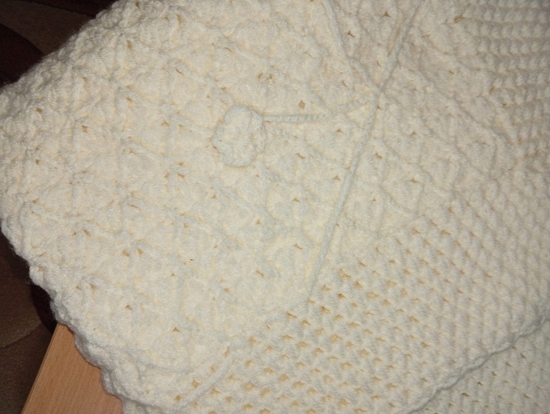 Продавам плетено бебешко одеяло
